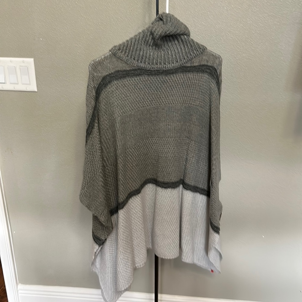 Women’s pull over lightweight, poncho, size small, gray